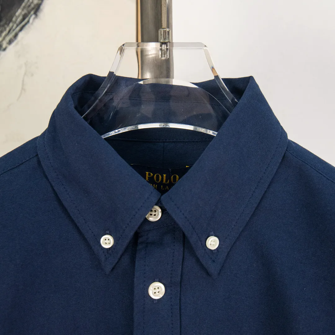 P270 zp version [Exclusive supply] Ralph Lauren/Ralph Lauren's classic evergreen single product 100 cotton Oxford spun old money style casual long-sleeved shirt. 100% restored workmanship. The entire garment is embedded with seams and clean edges. The upper back seams are reorganized for a better fit. ✅ 100 cotton Oxford spun on the face. Pre-wash treatment. The texture is tight and soft. ✅ Custom dyed original pearlescent white bottom buttons. Size partitions. ✅ Special shaped chiffon foil is included in the collar door tube. It is not easy to deform and pull. ✅ RL classic version of the Oxford shirt. The thick and crisp feeling brought by the Oxford cloth. It can be worn alone or as an outer layer. It can be worn in all seasons. It is a must-have item for the wardrobe. Get it with your eyes closed. Color: black, white, pink, blue, carbon gray, khaki, navy blue and red label, dark blue and white label (8 colors) Size: S M L XL Number: WW10970